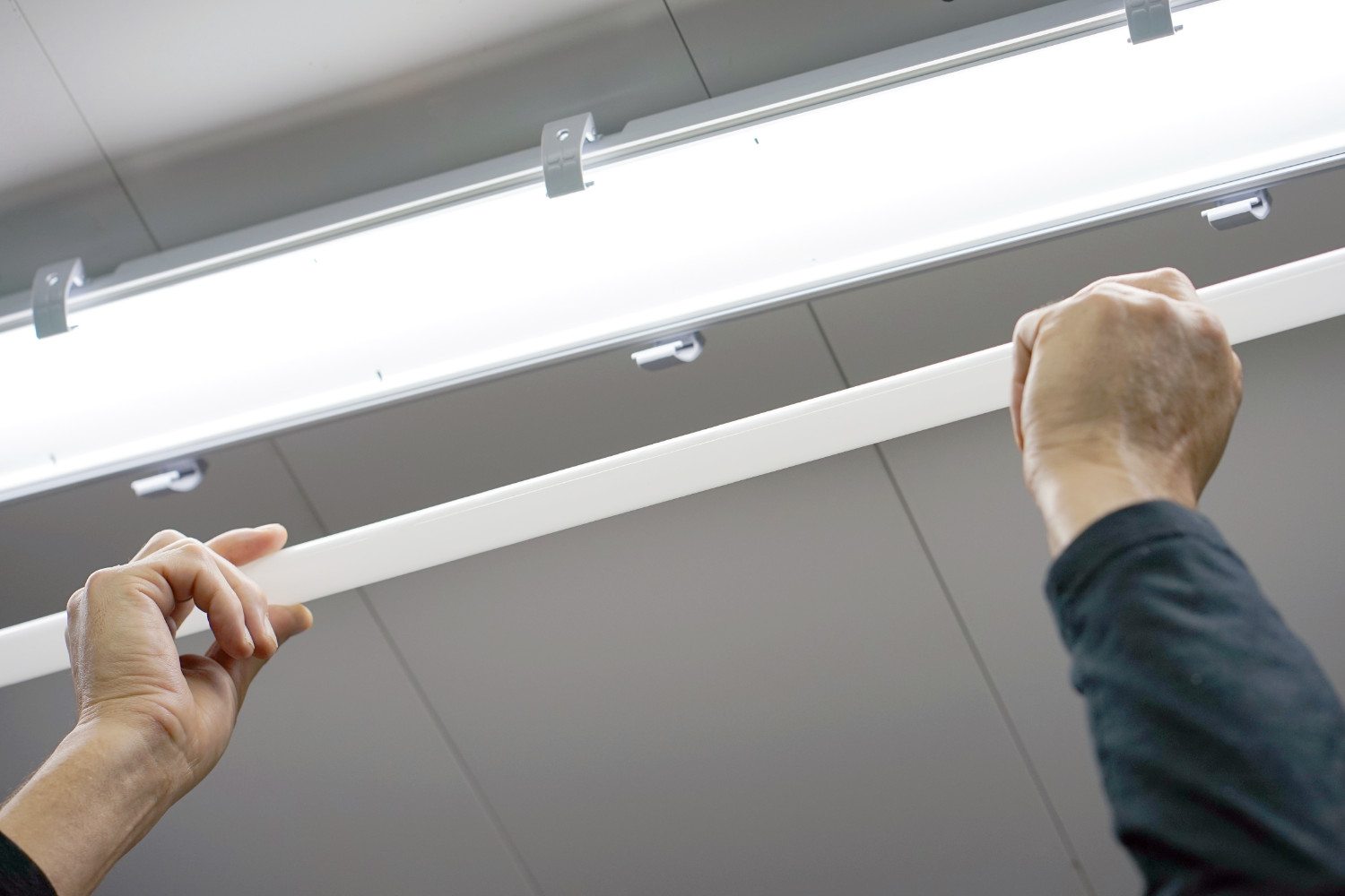 asset-12453194_Electric_hands_changing_ceiling_fluorescent_lamp._The_concept_of_repair_and_service